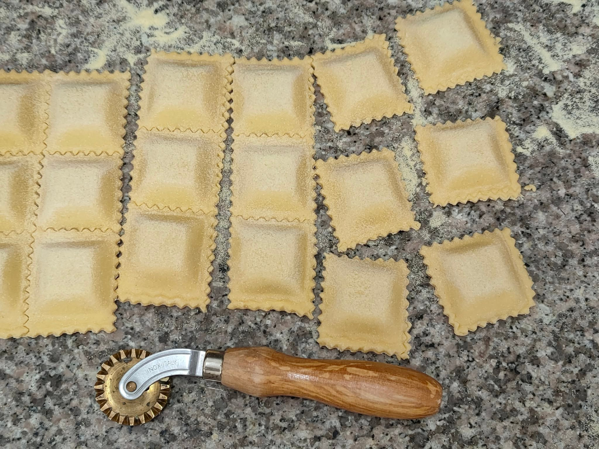 Ravioli durante la preparazione su un piano infarinato
