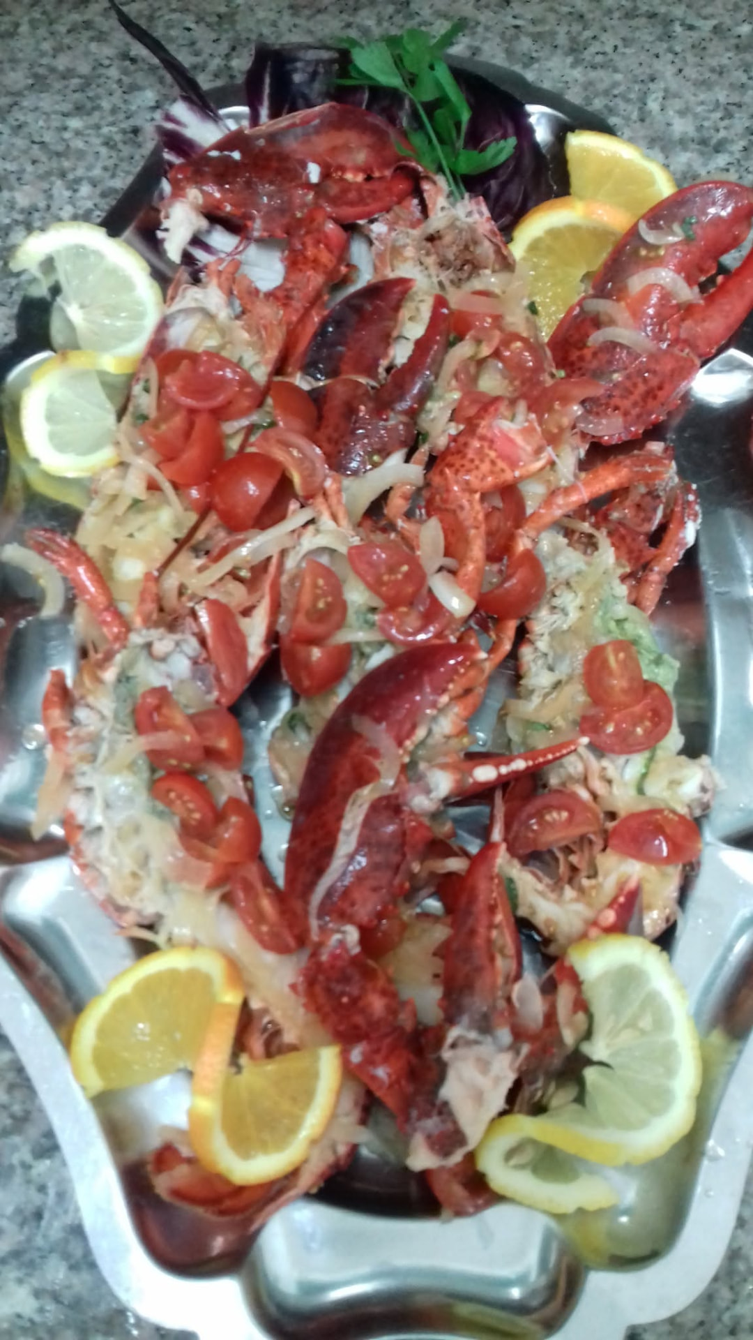 Preparazione di crostacei con pomodorini e agrumi